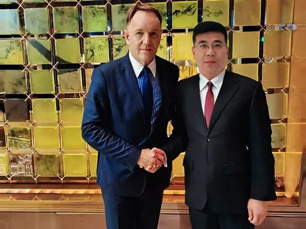 与客户建立友好合作关系