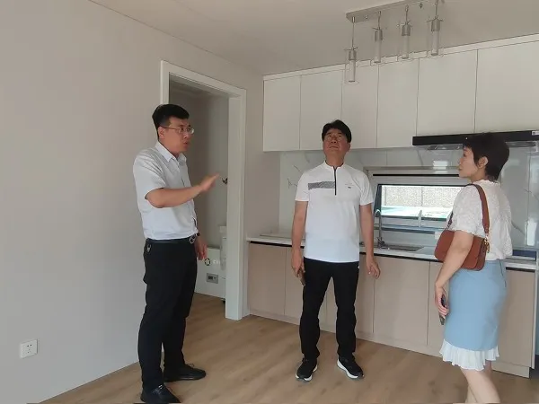 向顾客解释样品